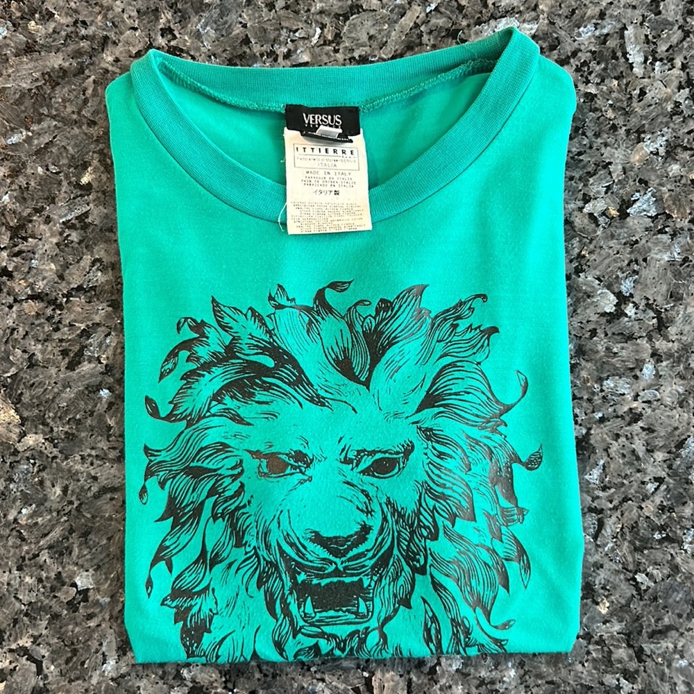 VERSACE LION T SHIRT…GREAT CONDITION..SIZE S/M..MADE IN ITALY…STRETCHABLE COTTON